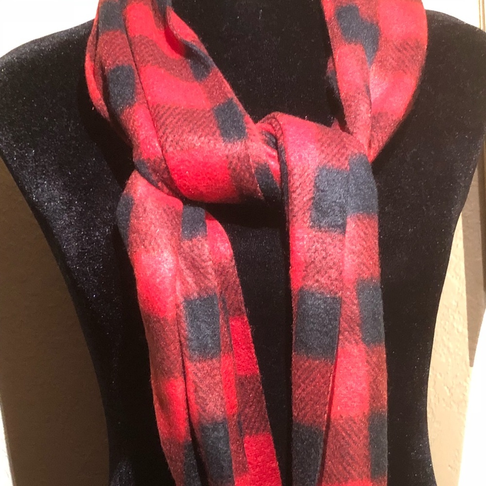 NWT-Black/Red Checkered fleece scarf with fringe - Picture 6 of 6